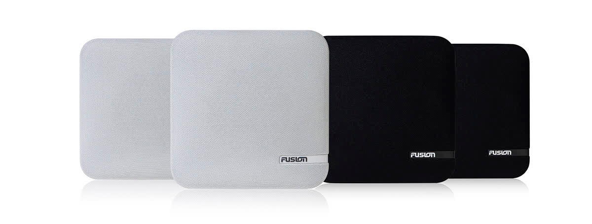 Високоякісна акустична тканинна обшивка з заокругленими краями та контурами додає стилю вашому човну