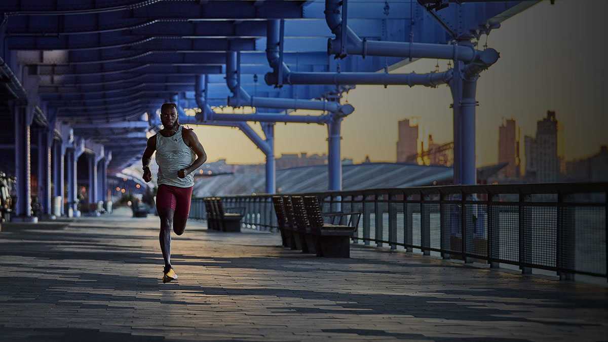 Блискавично тренуйтесь з яскравим годинником для бігу та тріатлону, оснащеним неймовірним дисплеєм AMOLED Блискавично тренуйтесь з яскравим годинником для бігу та тріатлону, оснащеним неймовірним дисплеєм AMOLED