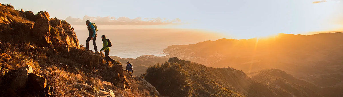 Вказує вірний шлях протягом днів